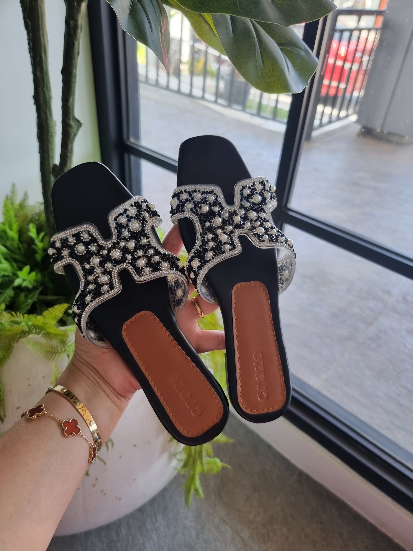 Craze H-Straps Sandals Black